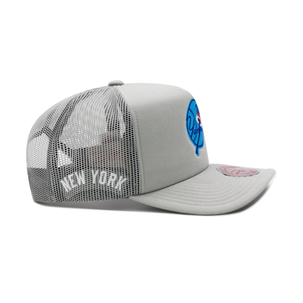New York Yankees Grey Mitchell & Ness Cooperstown Curveball Trucker Snapback
