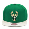 Milwaukee Bucks Mitchell & Ness Team 2-tone 2.0 Snapback Hat Green/Tan