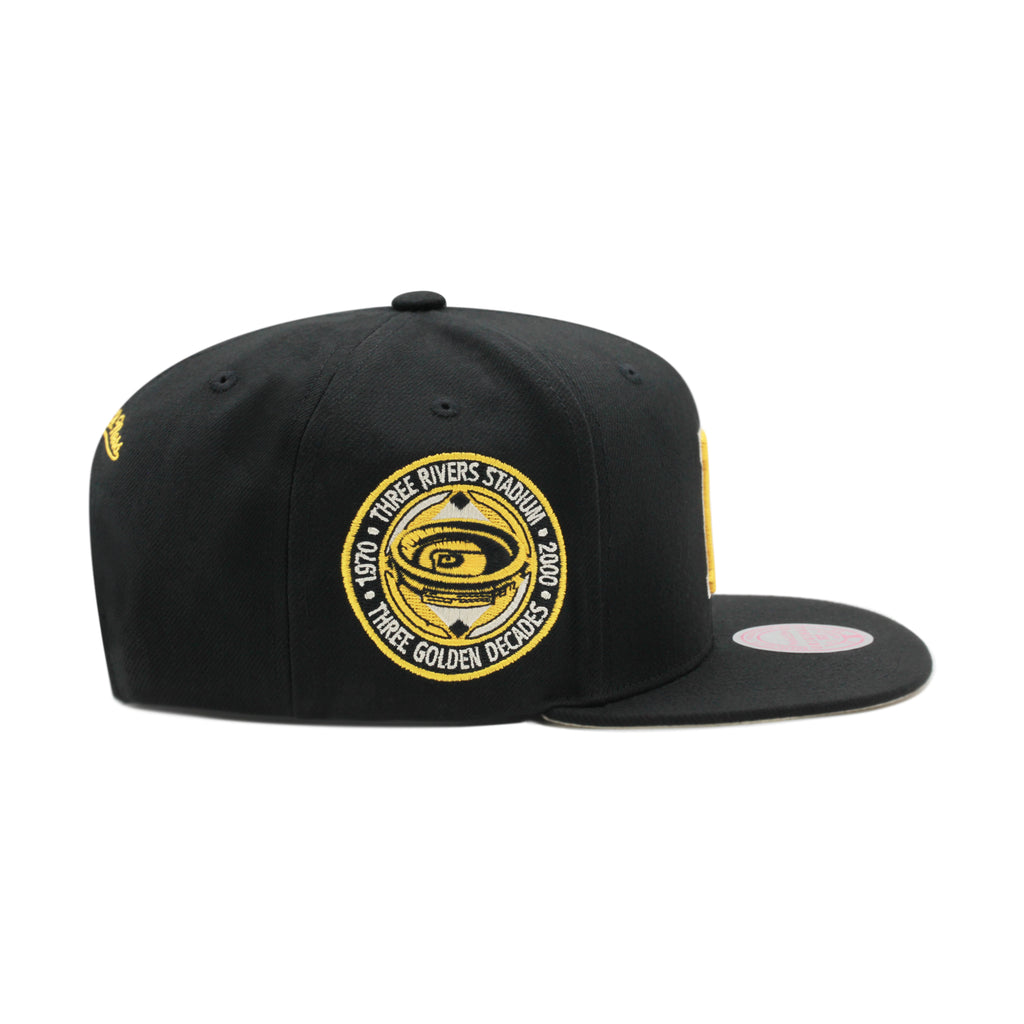 Pittsburgh Pirates Black Mitchell & Ness Team Classic Snapback Hat