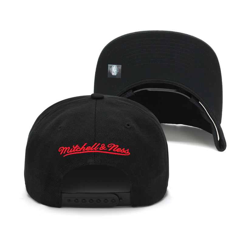 Chicago Bulls Mitchell & Ness Snapback Hat Black/Red Eyes