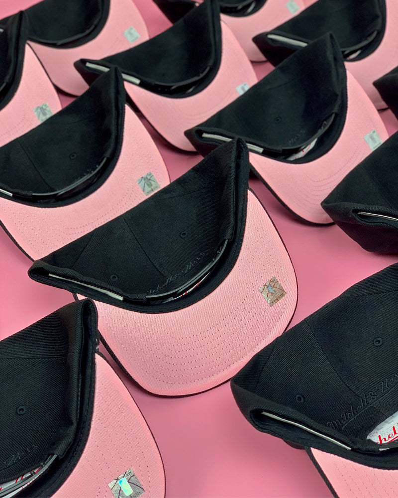 New York Knicks Mitchell & Ness Snapback Hat Black/Pink Bottom